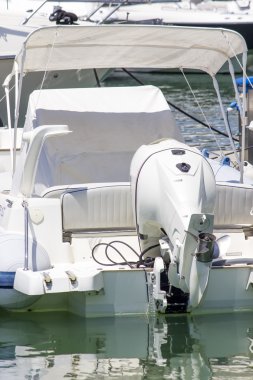 Bir motor ve tekne pervanesi