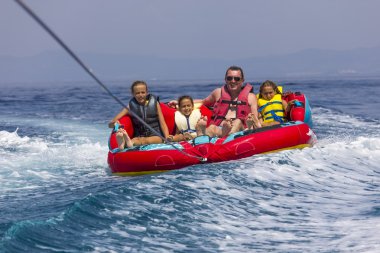 Denizin üzerinde aile ride