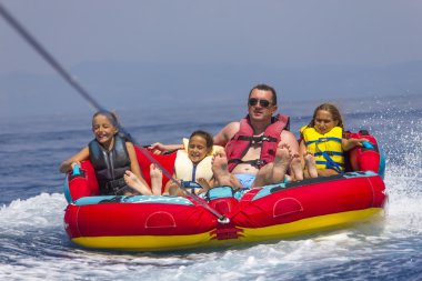 Denizin üzerinde aile ride