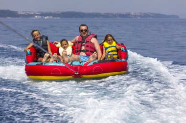 Denizin üzerinde aile ride