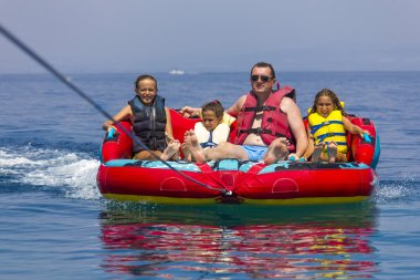 Denizin üzerinde aile ride