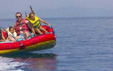 Denizin üzerinde aile ride