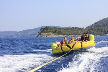 Denizin üzerinde aile ride