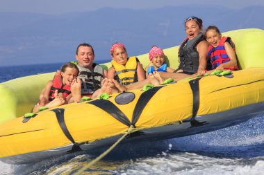 Denizin üzerinde aile ride