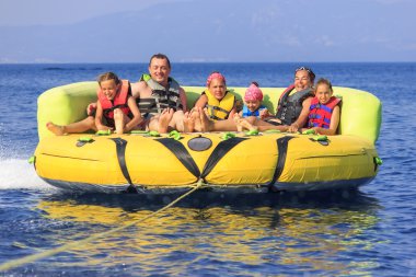 Denizin üzerinde aile ride