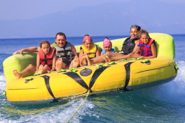 Denizin üzerinde aile ride