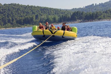 Denizin üzerinde aile ride