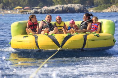 Denizin üzerinde aile ride