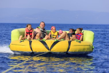 Denizin üzerinde aile ride