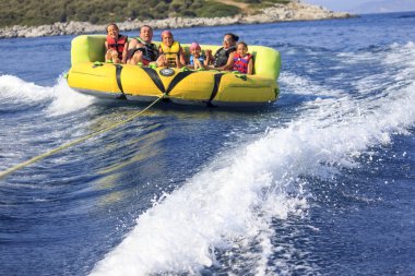 Denizin üzerinde aile ride