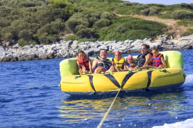 Denizin üzerinde aile ride