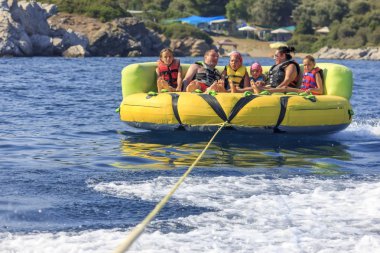Denizin üzerinde aile ride