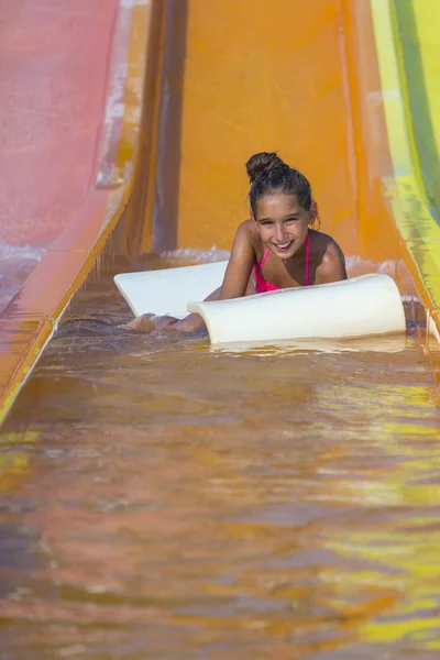 Ragazza sullo scivolo d'acqua — Foto Stock