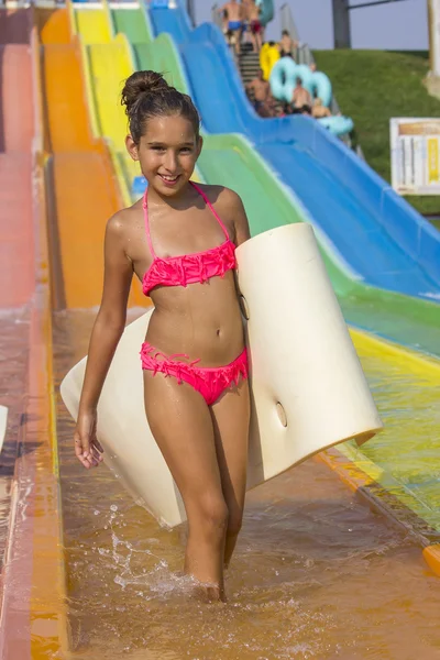 Menina na corrediça de água — Fotografia de Stock