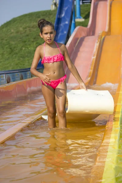Meisje op de Wasser Rutsche — Stockfoto