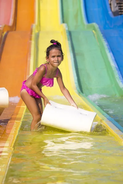 Menina na corrediça de água — Fotografia de Stock