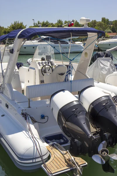 Twoa Boat engine and propeller — Stock Photo, Image