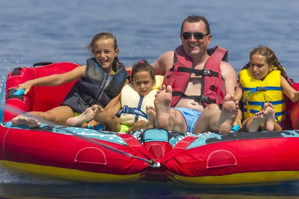 Rodina jezdí na moři — Stock fotografie