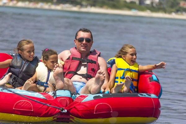 Paseo en familia por el mar —  Fotos de Stock