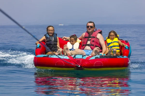 家族に乗って海の上 — ストック写真