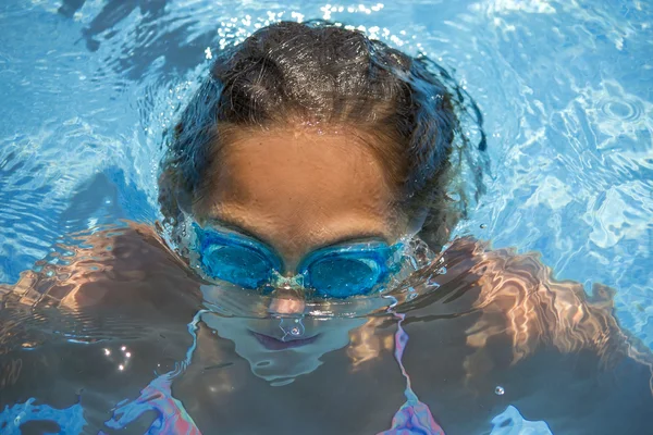 Girl in the swimming pool — Stock Photo, Image