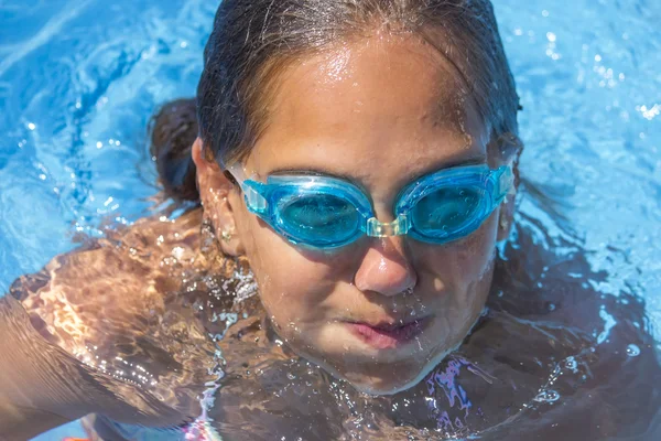 Chica en la piscina —  Fotos de Stock