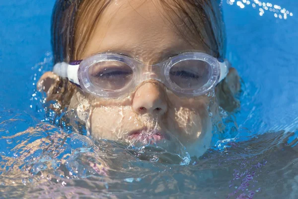 Flicka i poolen — Stockfoto