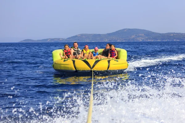 Familie rijden op de zee — Stockfoto