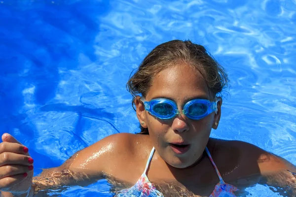 Girl underwater diving — Stock Photo, Image