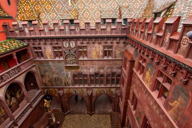 Basel Belediye Binası 'nın iç avlusunda zengin boyalı duvarlar sergileniyor.