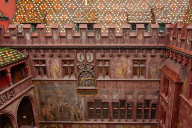 Basel Belediye Binası 'nın bu manzarası, boyanmış duvar resimleriyle süslü avluyu vurguluyor.