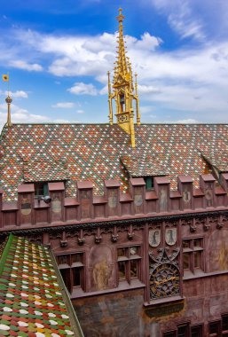 Çatı kiremit kaplı, ortaçağ belediye binası avlusu