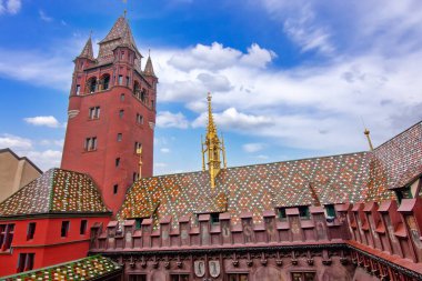 Çatı kiremit kaplı, ortaçağ belediye binası avlusu