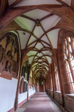 Basel Minster 'ın içindeki Gotik manastır taş kemerler, kubbeli tavanlar ve yumuşak doğal ışık..