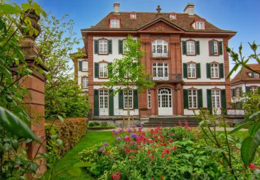 Basel 'de bahçeli tarihi villa