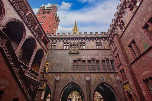 Çatı kiremit kaplı, ortaçağ belediye binası avlusu