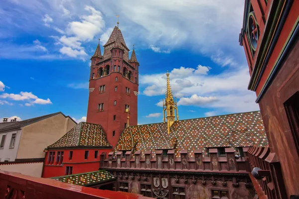 Çatı kiremit kaplı, ortaçağ belediye binası avlusu