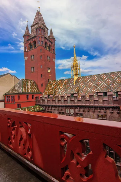 Çatı kiremit kaplı, ortaçağ belediye binası avlusu