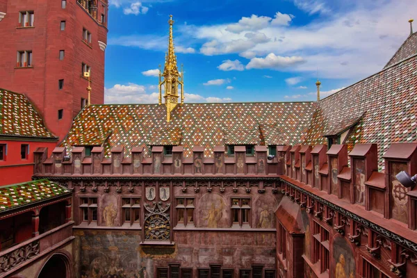 Çatı kiremit kaplı, ortaçağ belediye binası avlusu