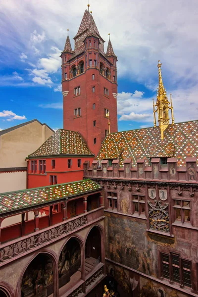 Çatı kiremit kaplı, ortaçağ belediye binası avlusu