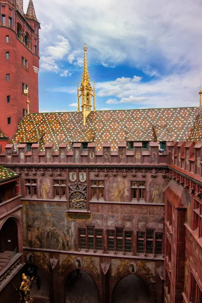 Çatı kiremit kaplı, ortaçağ belediye binası avlusu