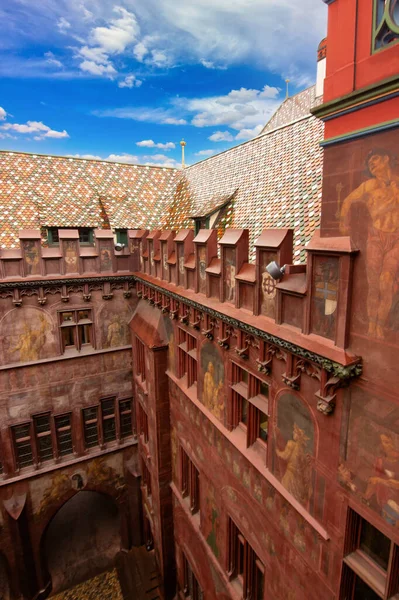 Çatı kiremit kaplı, ortaçağ belediye binası avlusu