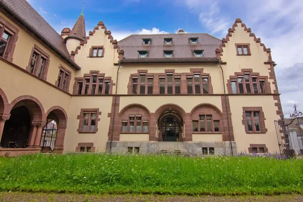 Basel 'deki tarihi belediye binası. Taş kemerler, klasik cephe ve yeşil avlu..