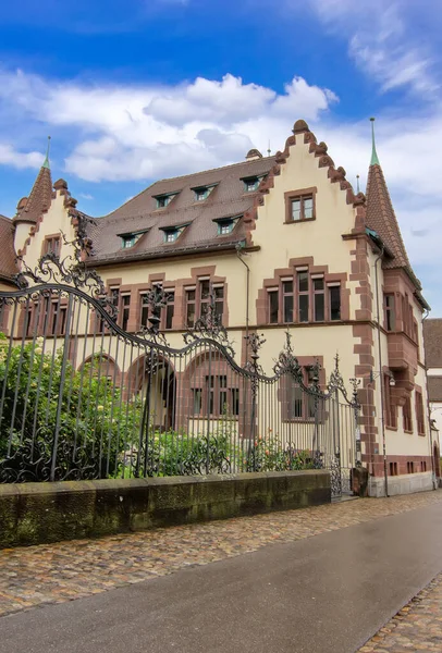 Basel 'deki tarihi belediye binası. Taş kemerler, klasik cephe ve yeşil avlu..