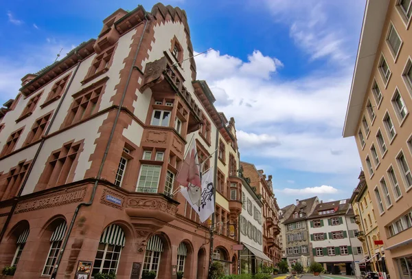 Basel 'de geleneksel binalar ve mimariyle tarihi bir cadde..