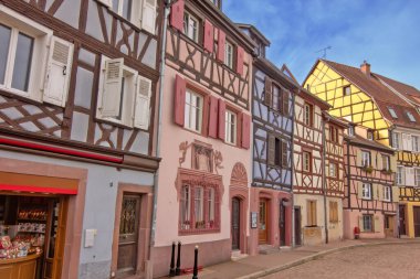 Colmar 'da sakin bir caddede uzanan tarihi renkli kereste evleri..
