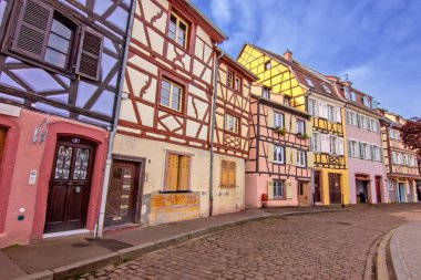 Colmar 'da sakin bir caddede uzanan tarihi renkli kereste evleri..