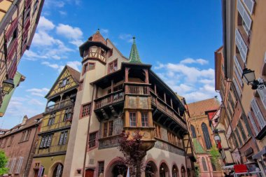 Colmar 'da süslü balkonu ve ortaçağ mimarisi olan renkli tarihi kereste evi..