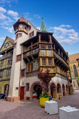 Colmar 'da süslü balkonu ve ortaçağ mimarisi olan renkli tarihi kereste evi..