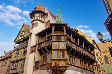 Colmar 'da süslü balkonu ve ortaçağ mimarisi olan renkli tarihi kereste evi..